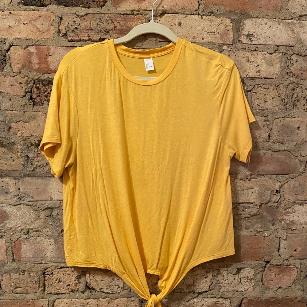 T-shirt with tie in front